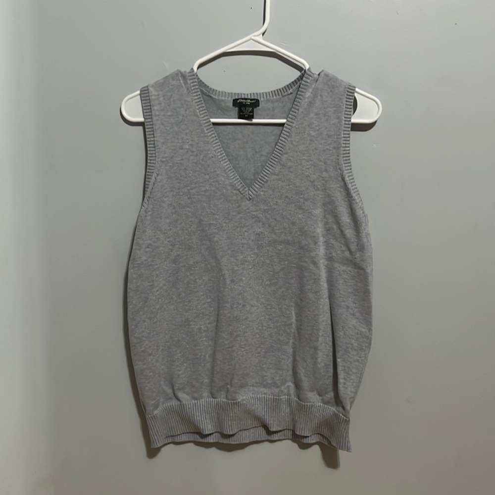Eddie Bauer grae vintage v-neck sweater.